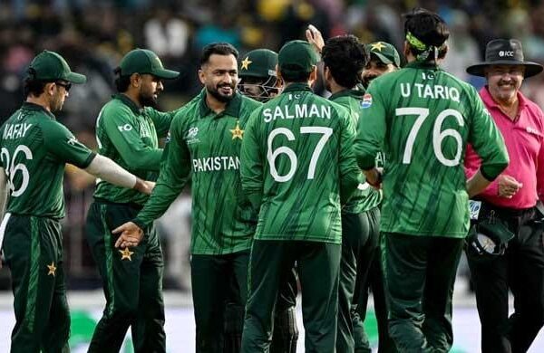 پاکستان نے نمیبیا کو 102 رنز سے شکست دے کر سپر ایٹ میں جگہ پککی