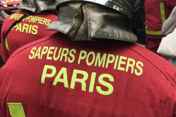 مرکز پیرس میں عمارت میں بھڑکتی آگ، تین افراد زخمی، سیکڑوں فائر فائٹرز برسرپیکار