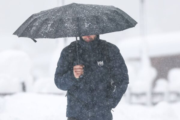 برف باری نے پیرس میں نقل و حمل کو مفلوج کر دیا، ہوائی پروازیں منسوخ اور سڑکوں پر رفتار کم