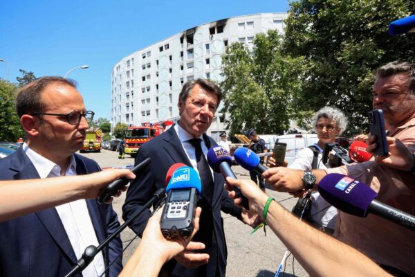 نیس کے میئر کے گھر کے سامنے سور کا سر اور یہودی مخالف پوسٹر، فرانسیسی عدالت نے تحقیقات کا آغاز کر دیا