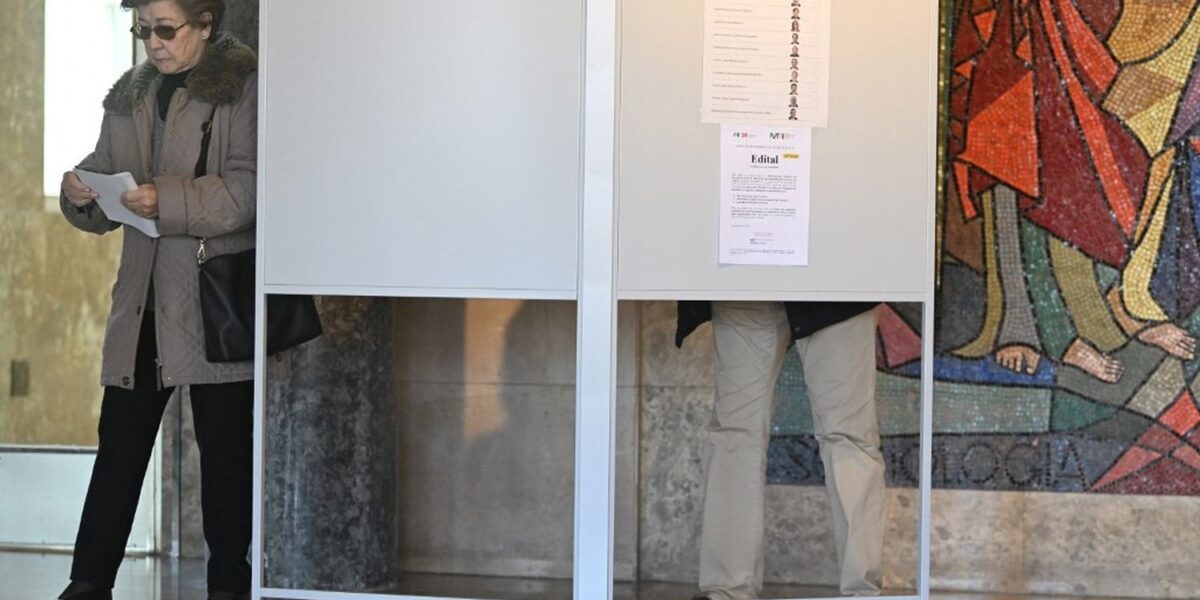 Portugal's Socialist Seguro Favored to Defeat Far-Right in Presidential Runoff