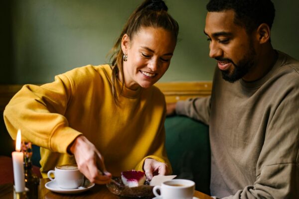 جوڑوں کے لیے ‘777 اصول’: کیا یہ محض ایک وائرل ٹرینڈ ہے یا مفصل مشورہ؟