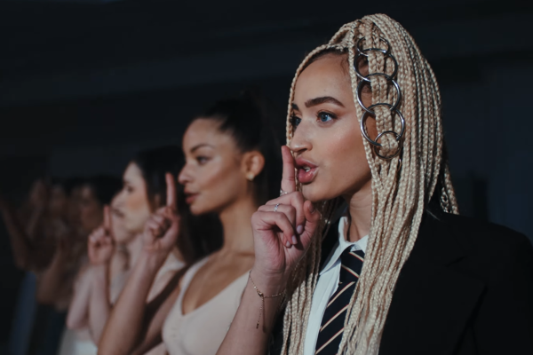 یوروویژن 2025: فرانس کی نمائندہ مونرو نے اپنا گانا ’ردگارڈے!‘ جاری کر دیا