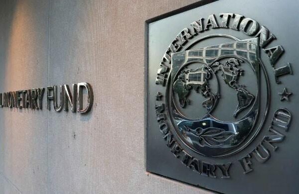 آئی ایم ایف نے سپر ٹیکس ختم کرنے اور تنخواہ داروں پر ٹیکس کم کرنے کے بعد حکومت کے ریونیو منصوبے پر سوالات اٹھا دیے