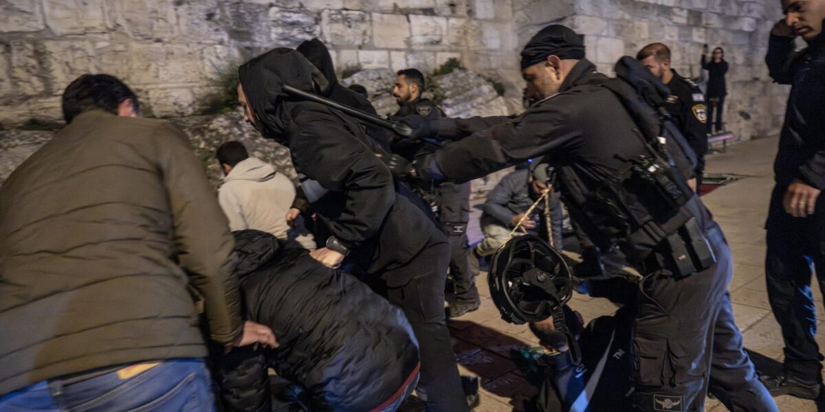 Israeli Police Assault Journalists Covering Ramadan Prayers in Jerusalem