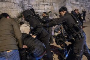 Israeli Police Assault Journalists Covering Ramadan Prayers in Jerusalem