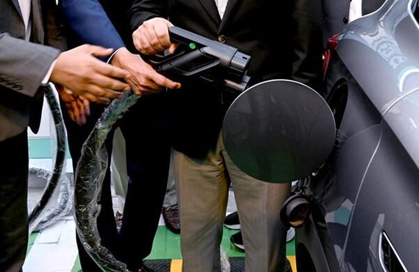 تیل کی صنعت نے پیٹرول پمپوں پر الیکٹرک گاڑیوں کے لازمی چارجرز کا جائزہ لینے کی اپیل کردی