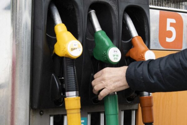 مشرق وسطیٰ کی کشیدگی کے درمیان تیل کی قیمتوں میں 5 فیصد اضافہ، فرانس میں ایندھن مہنگا