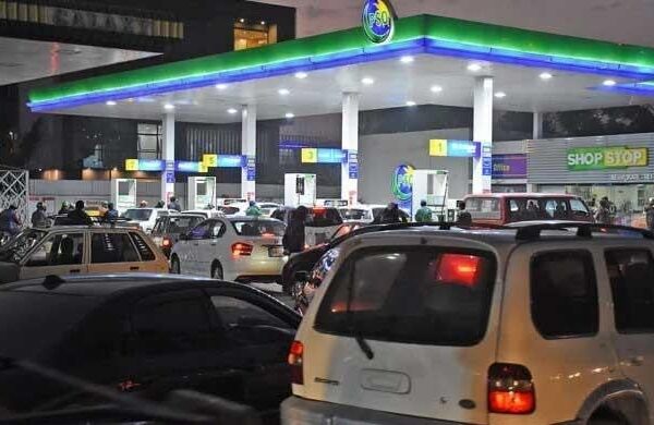 وسطی مشرق کی کشیدگی کے درمیان پٹرول اور ڈیزیل کی قیمتوں میں 55 روپے فی لیٹر اضافہ