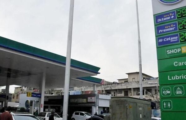 عالمی تیل کی قیمتوں میں اضافے کے باوجود پٹرولیم مصنوعات کی قیمتیں برقرار رکھنے کا فیصلہ