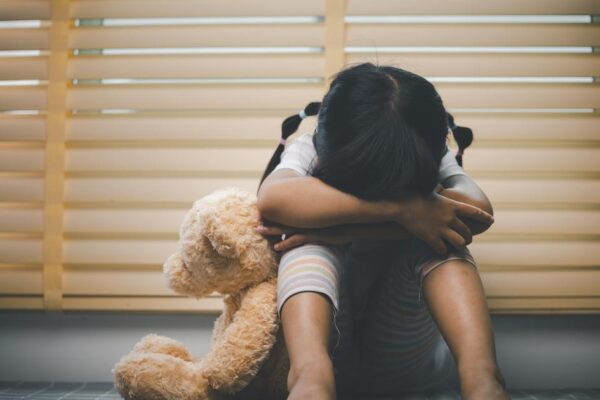 “امی، انہوں نے میرے اندر کھلونے ڈال دیے”: پیرس کے ایک کنڈرگارٹن میں بچوں کے ساتھ جنسی تشدد کا ہولناک انکشاف