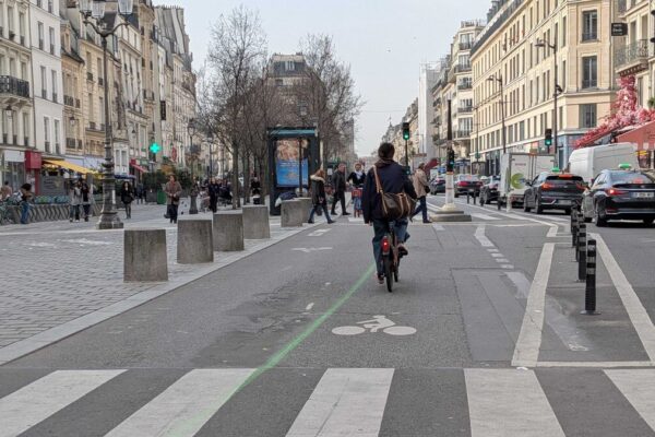 پیرس میں سبز لکیر: شہر کی سڑکوں پر نصف میراتھن کا راستہ نمایاں