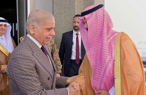 وسطی مشرق کے بحران پر بات چیت کے لیے وزیراعظم شہباز شریف سعودی عرب پہنچ گئے