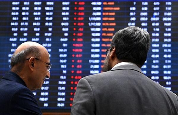 پاکستان اسٹاک ایکسچینج میں تاریخی گراوٹ کے بعد 2000 پوائنٹس سے زائد کی بحالی