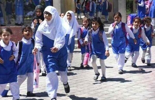 پنجاب میں تیل کے بحران کے پیش نظر تعلیمی ادارے بند، سرکاری اہلکاروں کی ایندھن الاؤنس میں 50 فیصد کمی