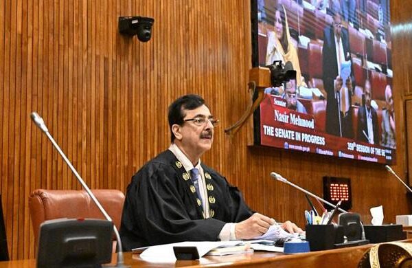 سینیٹ سیکرٹیریٹ نے چیئرمین گیلانی کی لینڈ کروزر کی خریداری پر میڈیا رپورٹس کی تردید کردی