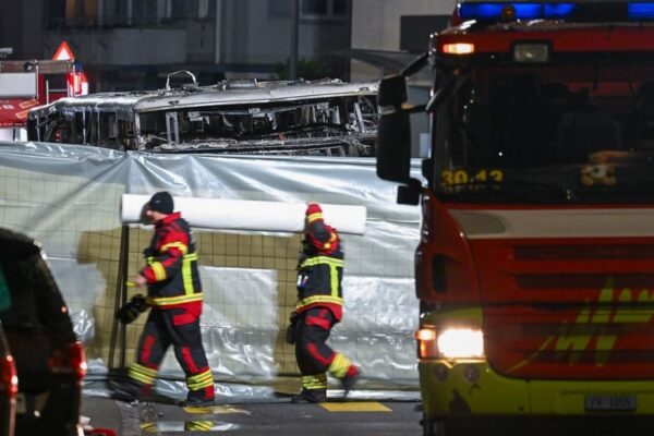 سوئزرلینڈ میں بس میں آگ، کم از کم 6 افراد ہلاک، پولیس نے جان بوجھ کر کیے گئے عمل کا شبہ ظاہر کیا