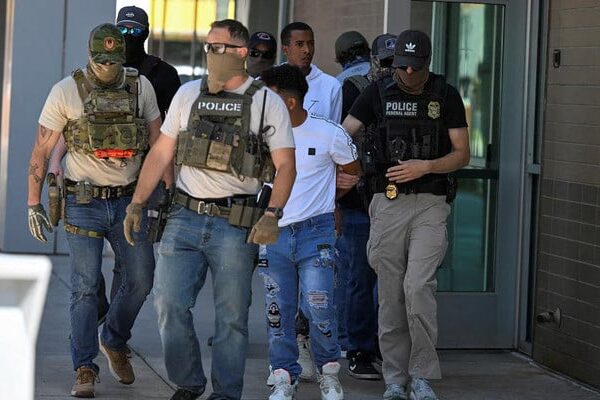 ٹرمپ کا بجٹ تعطل کے دوران ہوائی اڈوں پر آئی سی ای ایجنٹس تعینات کرنے کا اشارہ