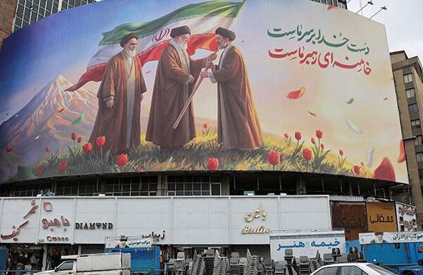 امریکہ اور اسرائیل کے حملوں کے بعد مشرق وسطیٰ میں جنگ کی لپیٹ میں، ایران نے اقتصادی ہدف بنانے کی دھمکی دے دی