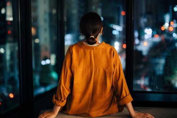 رات اور عورت: آزادی کی خواہش اور خوف کے درمیان محصور وجود