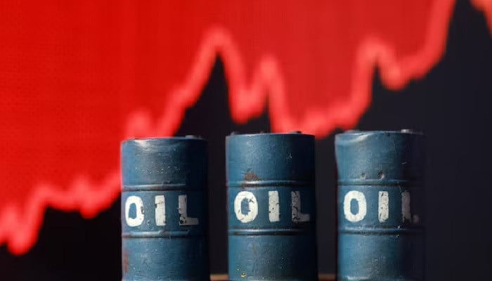 Oil Plunges as US-Iran Talks Persist Despite Blockade