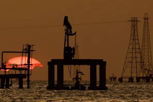 خلیجی بحران: تیل کی قیمت 108 ڈالر سے تجاوز، عالمی منڈیاں پریشان