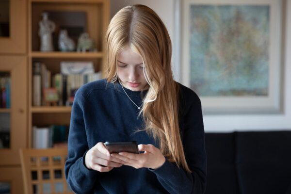 یورپی یونین کا عمر کی تصدیق کرنے والا ایپ تیار، پندرہ سال سے کم عمر بچوں کو سوشل میڈیا سے روکنے کی تیاری