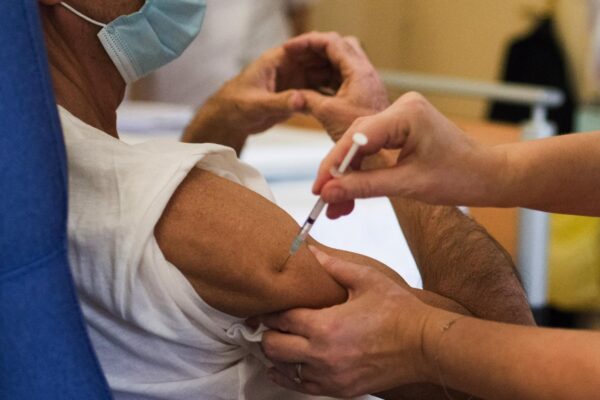 فرانس میں موسم بہار کے لیے نئی کورونا ویکسینیشن مہم کا آغاز، بوڑھوں اور کمزور افراد کو ترجیح