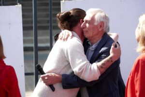 Freed French Hostages Symbolically Remove Portraits at Assembly