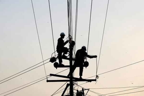 بجلی صارفین کیلئے بڑی خبر: مہنگی بجلی کی خریداری پر فوری پابندی