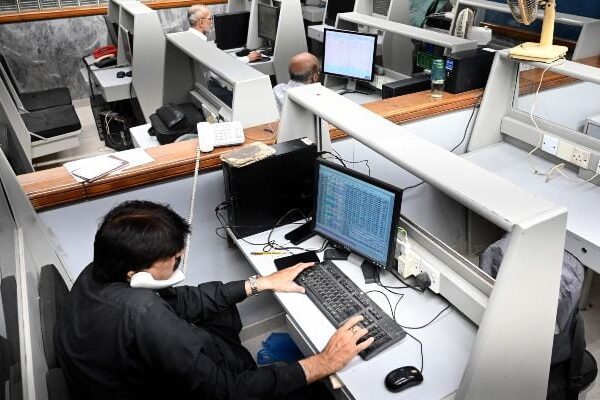 امریکہ ایران کشیدگی اور تیل کی قیمتوں میں اضافے نے پاکستان اسٹاک ایکسچینج کو نیچے لادیا