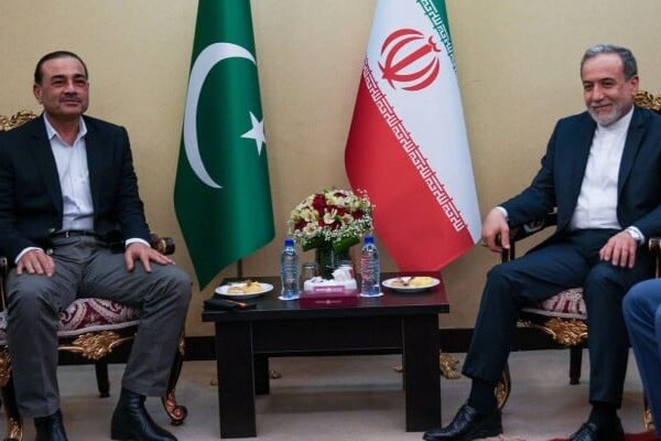 پاک فوج کے سربراہ کی ایرانی قیادت سے ملاقات، کشیدگی کم کرنے پر زور