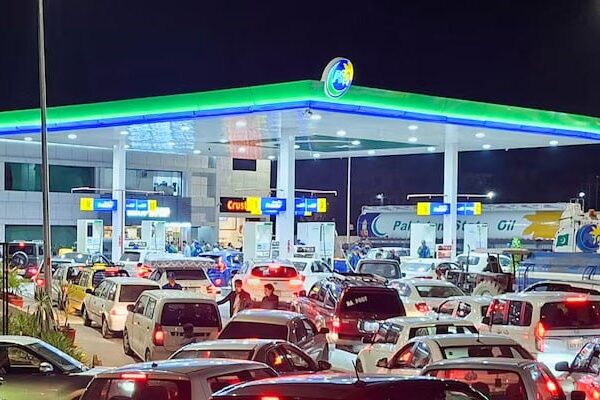 حکومت کا عوام کو رمضان میں بڑا ریلیف، پٹرول اور ڈیزل 5 روپے فی لیٹر سستا