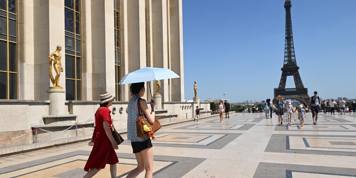 Heatwave Forces Louvre, Eiffel Tower to Close Early