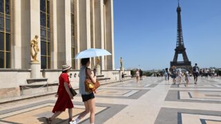 Heatwave Forces Louvre, Eiffel Tower to Close Early