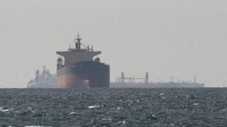 Oil Tumbles 4% as US-Iran Peace Deal Reopens Hormuz