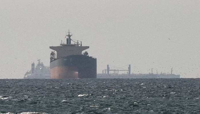 Oil Tumbles 4% as US-Iran Peace Deal Reopens Hormuz