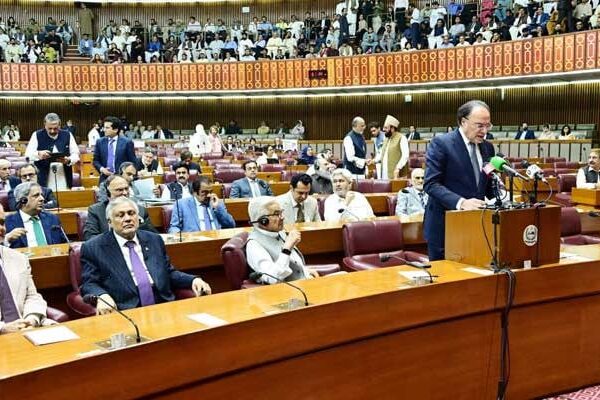 مڈل ایسٹ کشیدگی کے سائے میں 18.8 کھرب روپے کا تاریخی بجٹ پیش، 4 فیصد شرح نمو کا ہدف