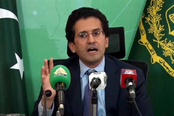 حکومت پیٹرولیم مصنوعات کی قیمتوں میں کمی کا جائزہ لینے کے لیے بین الاقوامی اشاریوں کا رخ کرے گی
