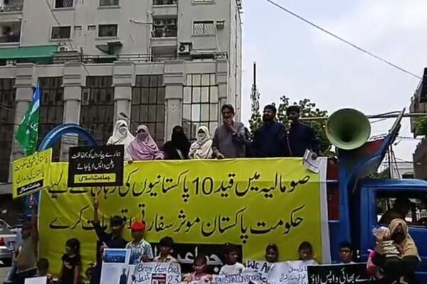 صومالی قزاقوں کے قبضے میں پاکستانی: حکومتی بے حسی کے خلاف خاندانوں نے کراچی پریس کلب کے باہر احتجاج کیا