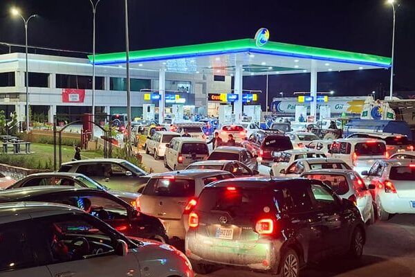 پٹرول اور ڈیزل کی قیمتوں میں کمی کے باوجود 29 فیصد ٹیکس برقرار، پیٹرولیم ڈویژن ذرائع کا انکشاف