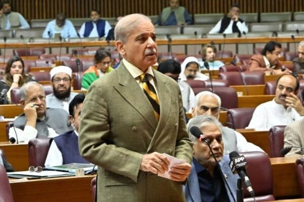 عوام کے لیے بڑی خوشخبری: وزیراعظم کا پٹرول کی قیمتوں میں ’نمایاں کمی‘ لانے کا اعلان