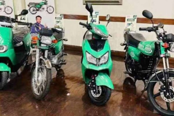 طالب علموں کے لیے خوشخبری: مریم نواز نے 100,000 الیکٹرک بائیکس اور 1500 بسیں دینے کا اعلان کر دیا