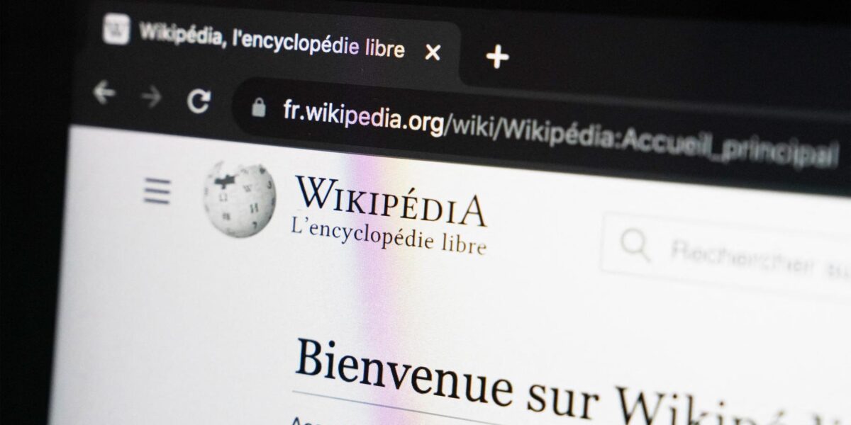 Wikipedia Founder Rejects AI for Article Editing
