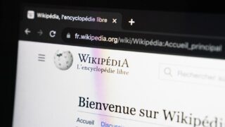Wikipedia Founder Rejects AI for Article Editing