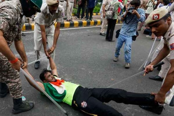 دہلی میں نوجوانوں کے احتجاج کو کھانے کی ترسیل سے توانائی مل رہی ہے