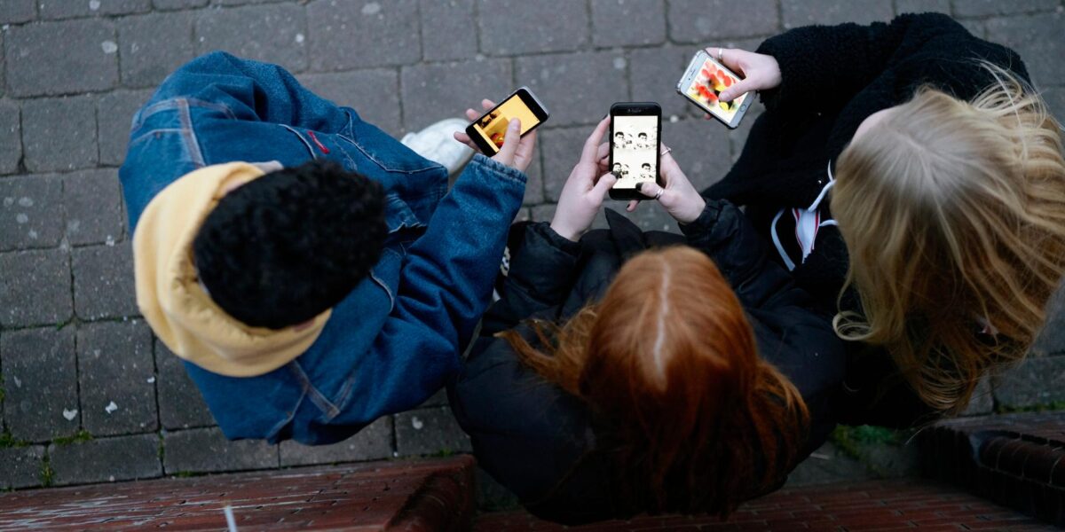 French High Schools Brace for Chaotic Phone Ban Rollout