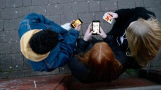 French High Schools Brace for Chaotic Phone Ban Rollout