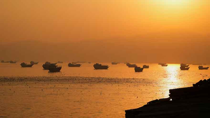Hormuz Shipping Dips Below August Average Amid Tensions