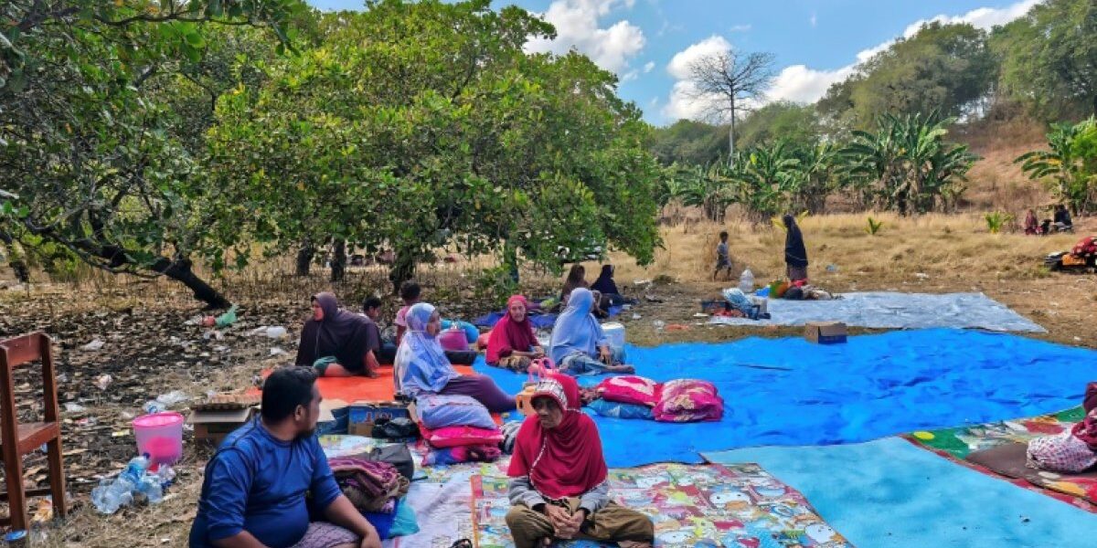 Thousands Evacuated After Deadly Quake Hits Indonesia